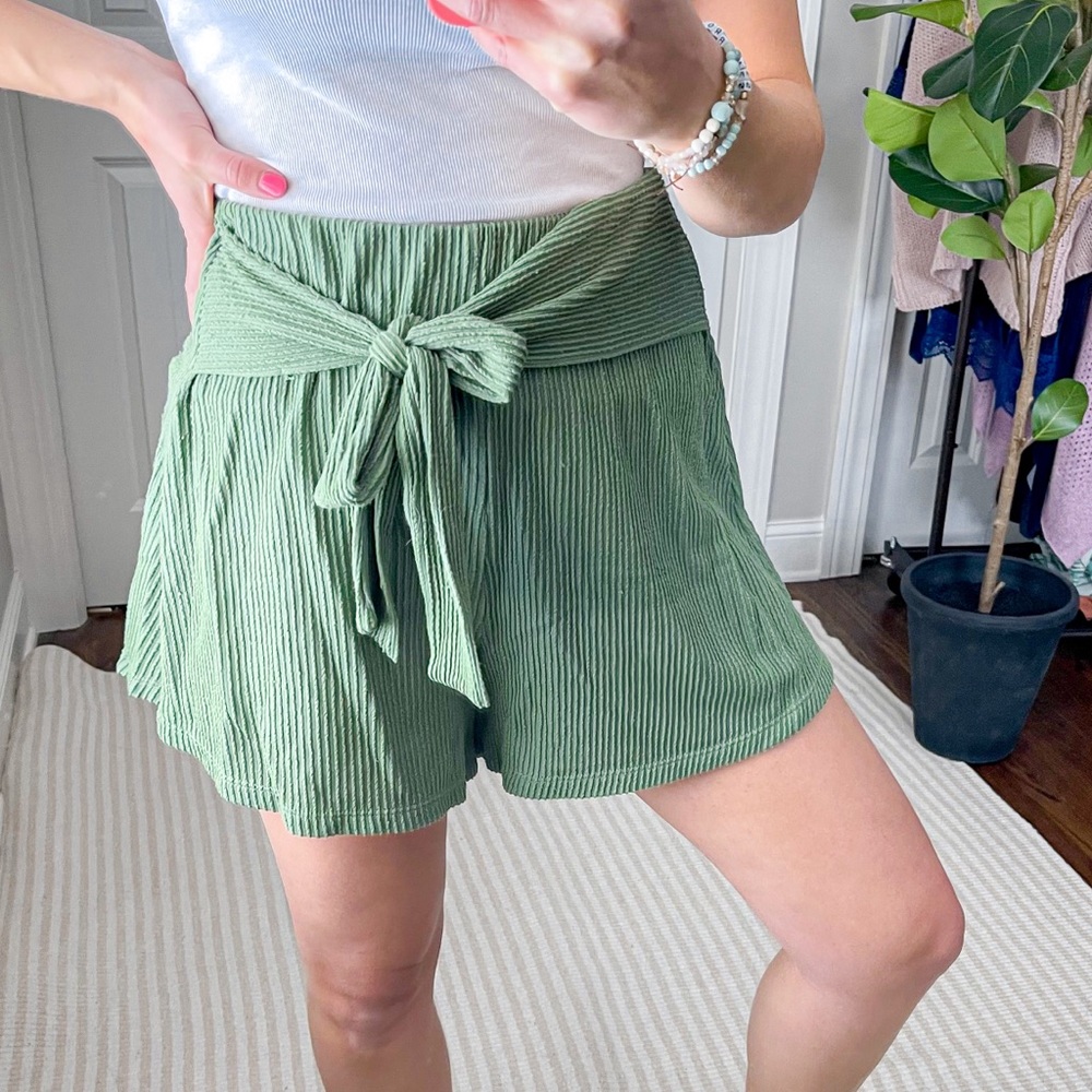 Vestique Tie-Waist Ribbed Shorts Green